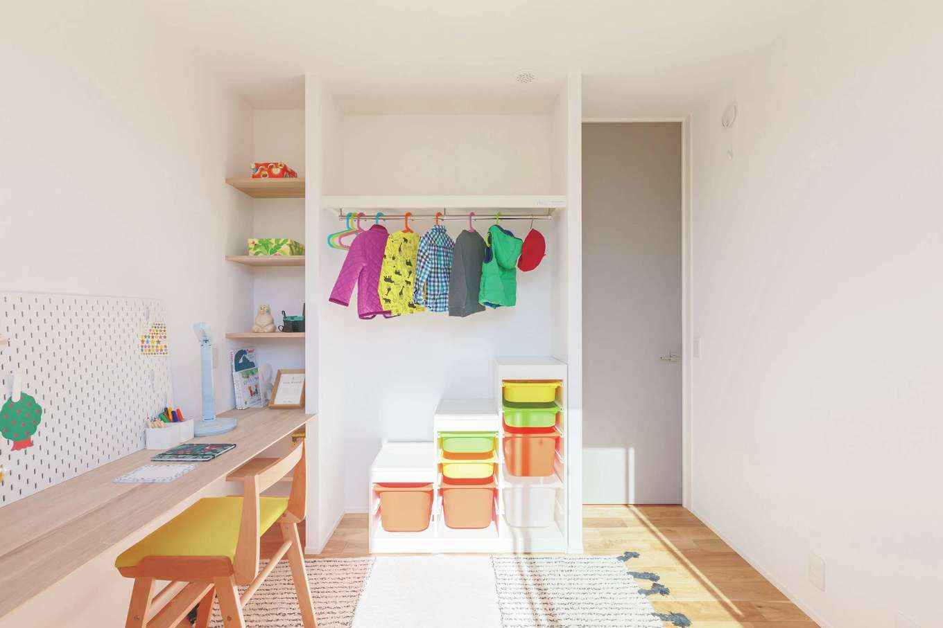 ARRCH アーチ【狭小住宅、建築家、平屋】建築家が「ゴールデン4畳半」と名付けたこだわりの子ども部屋。スタディカウンターやオープンクローゼットを造作し、ベッドを置いても十分な広さが確保されている