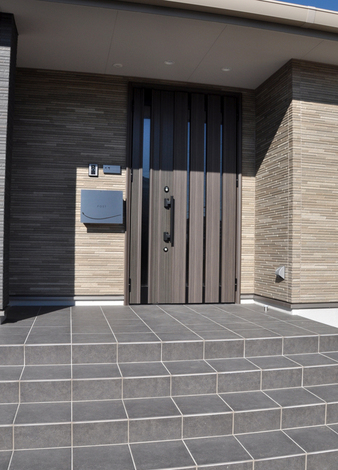 ベーシックな色を採用することで重厚な雰囲気に。シルバーに輝くポストと木目のドアがモダンさも兼ね備えている