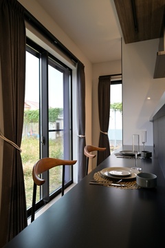 キッチンと一体化したワイドカウンターは、まるでお洒落なカフェのよう。外の景色を眺めながら朝食をとったり、夜はお酒を楽しんだりと、日常を彩る特別な特等席になります。