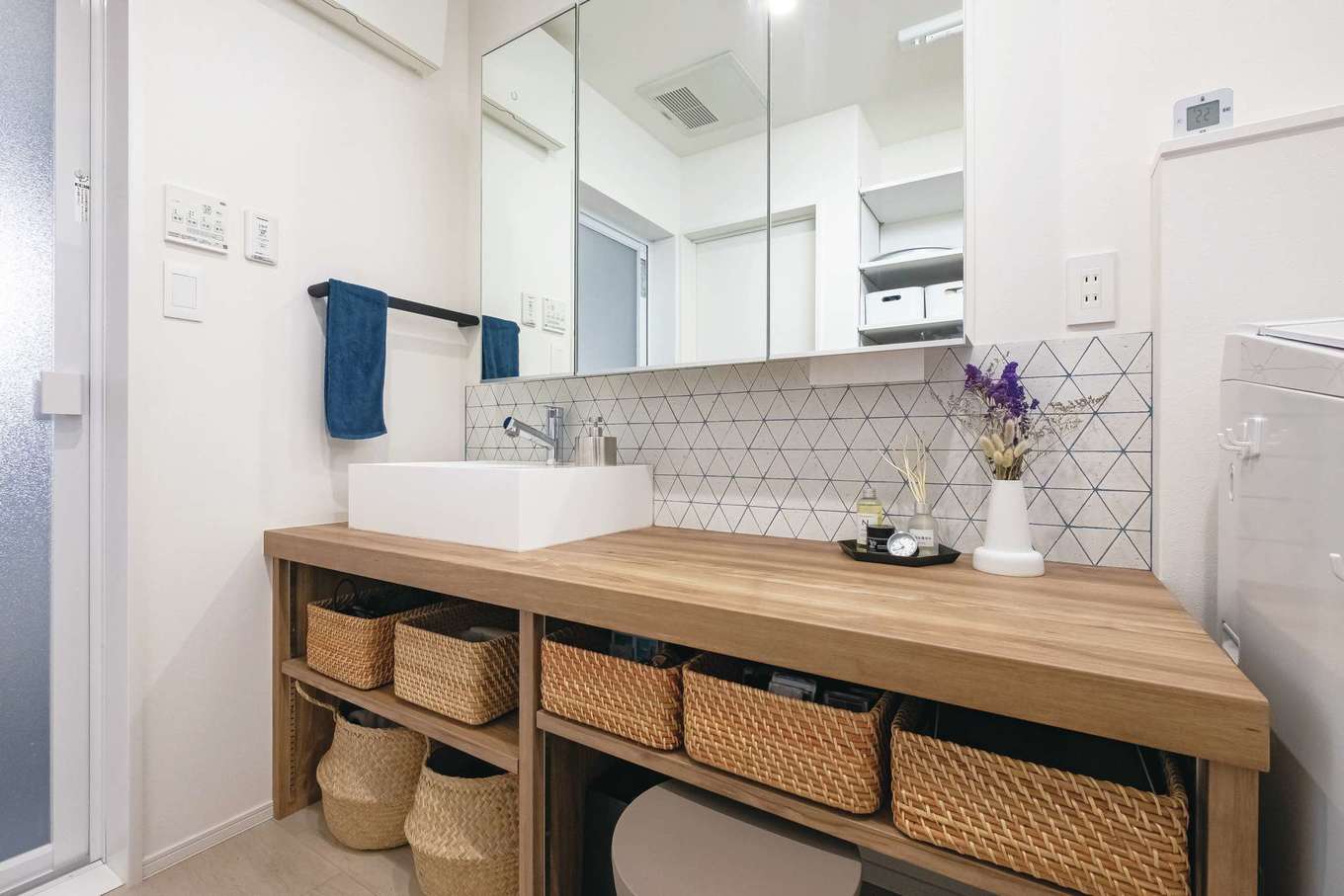 イデキョウホーム【デザイン住宅、省エネ、インテリア】収納BOXのサイズに合わせて造作した洗面台。パウダーコーナーも併設。タイルがアクセントに