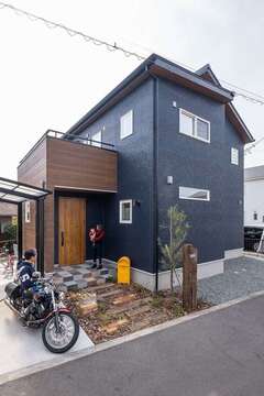 紺色と木目調のコントラストがモダンな外観。ご家族のこだわりがたくさん詰まった新居が完成した