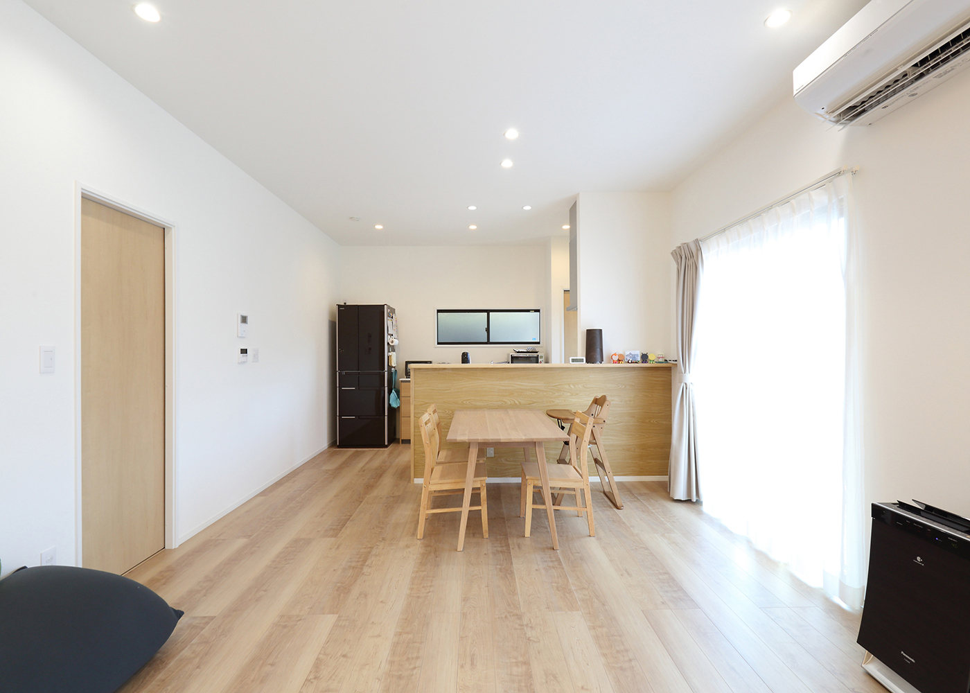丸昇彦坂建設【デザイン住宅、収納力、間取り】シンプルナチュラルなLDK。窓から光が入り明るく開放感がある