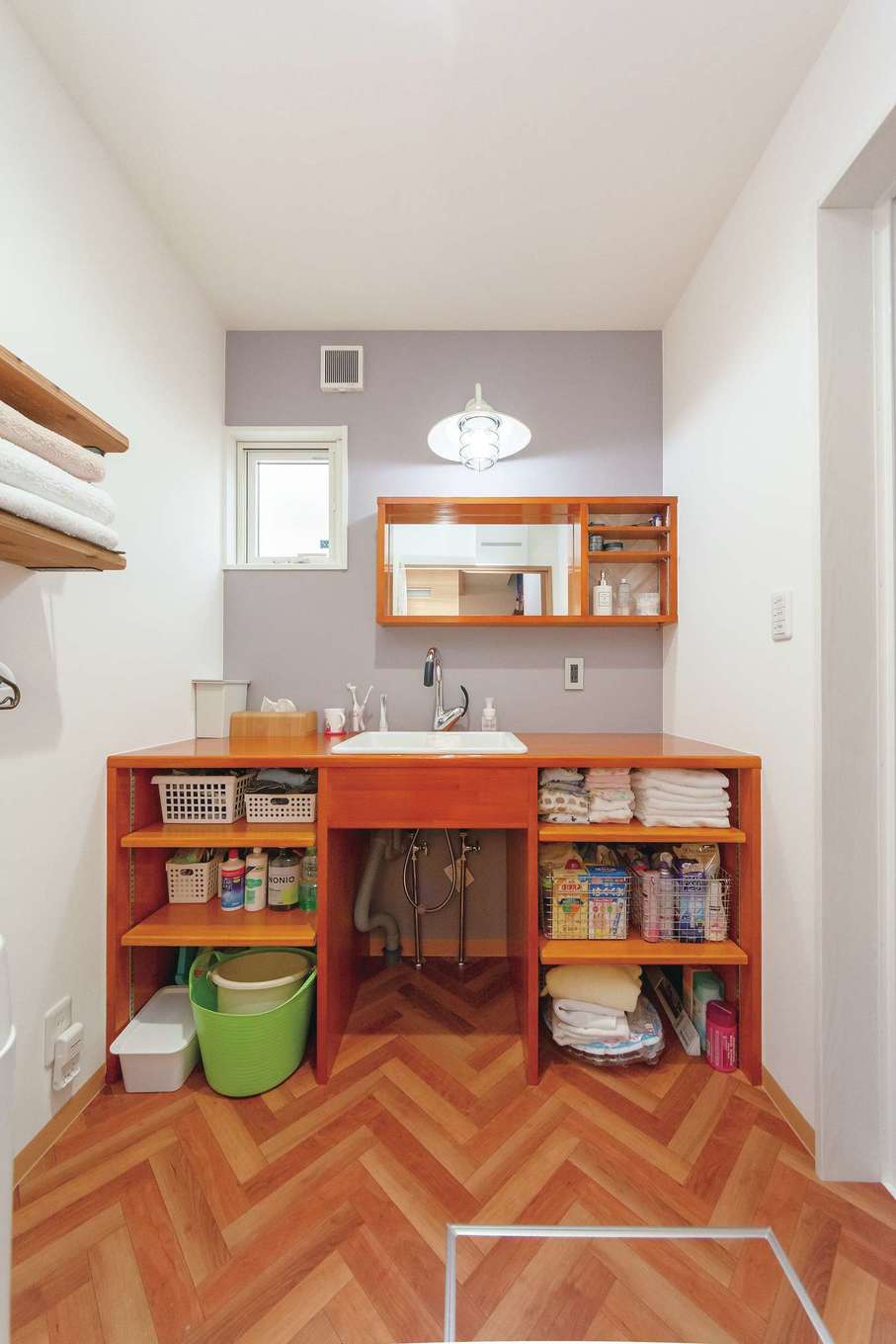 irohaco（アヴァンス）【デザイン住宅、趣味、インテリア】1階の洗面台もご主人がDIYしたもの。プランニング時にあらかじめサイズを伝え、図面に反映してもらったそう。こんな風にできるのは、自由設計ならでは