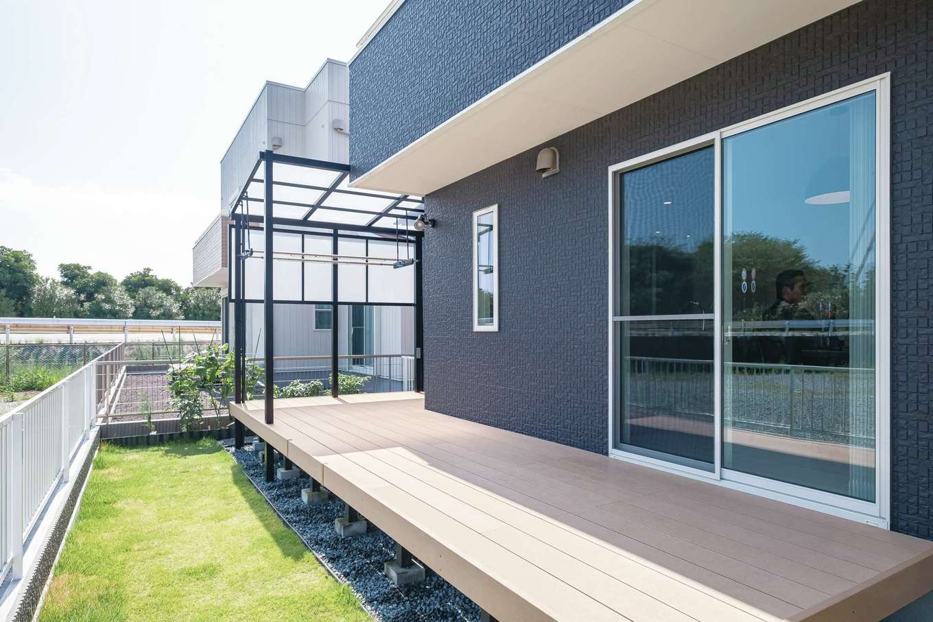 ＩＤＫ 住まいの発見館【デザイン住宅、二世帯住宅、間取り】庭とデッキができたことも、喜びを大きくしている。天気がいい日にはドッグランに