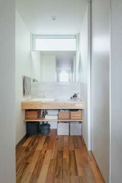 タイル張りの造作洗面台は奥さまの憧れ。大きな鏡も希望通り