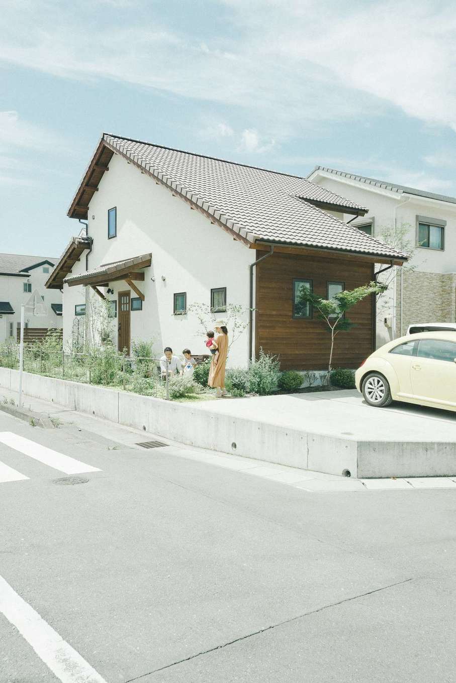 Casa（カーサ）【デザイン住宅、自然素材、インテリア】瓦屋根と塗壁、板壁の組み合わせが目を引く外観