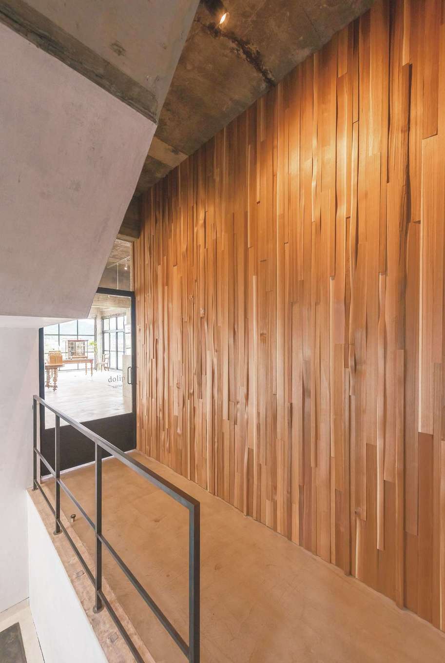 建杜 KENT（大栄工業）｜店舗へと誘うデザインウォール。フランスの教習所で使用されていたドアを再利用