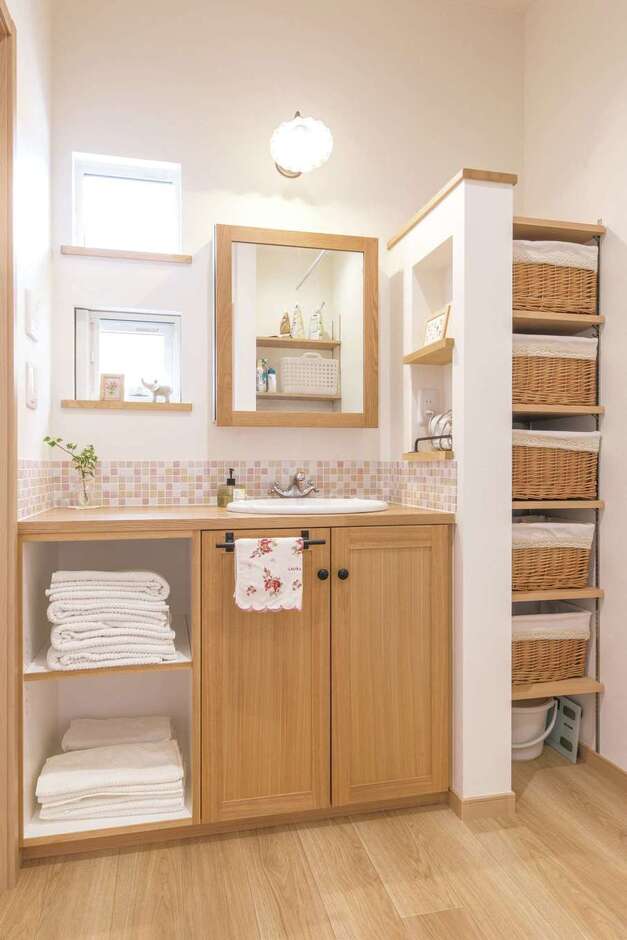 タイル、蛇口、照明、洗面ボウルなど一つ一つお気に入りを選んだ造作洗面。リネン棚や着替えの収納も使いやすく設計した