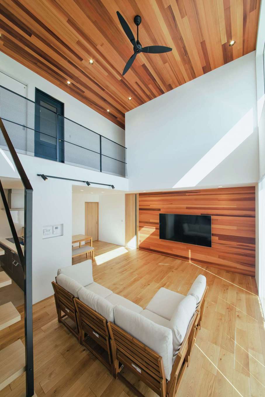 will建築工房【デザイン住宅、省エネ、間取り】勾配天井とTVボードの背面にもレッドシダーを採用