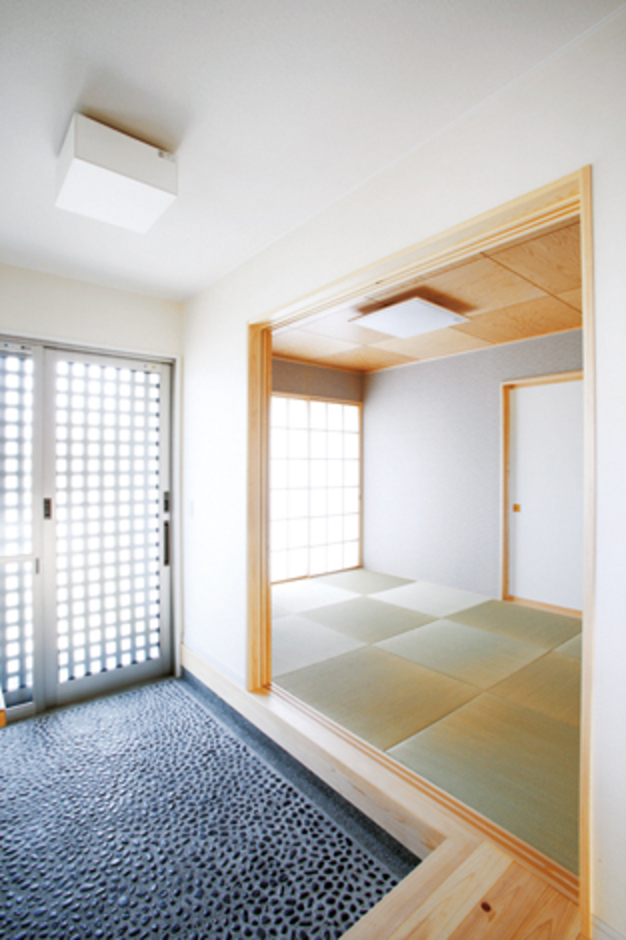 玄関脇の和室はゲストルーム。間仕切襖を使用すればプライバシーを確保できて便利