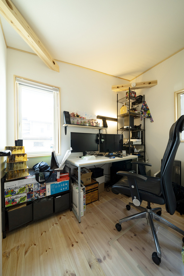 コンパクトなワークスペース。デスクにはモニターや文具が整然と配置され、作業に集中できる環境が整っている