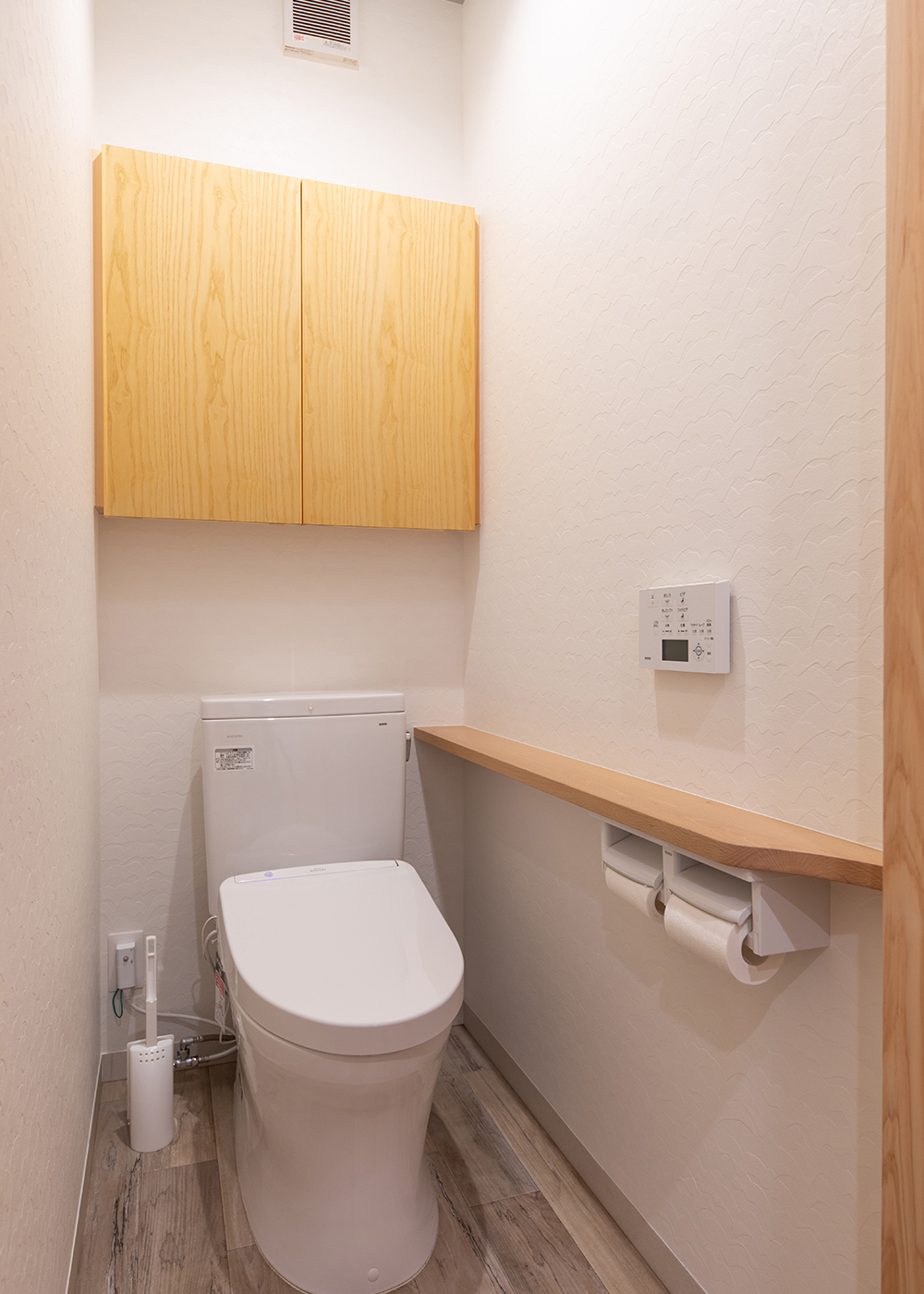 櫻 工務店【自然素材、狭小住宅、間取り】カウンターと収納を造作したトイレ