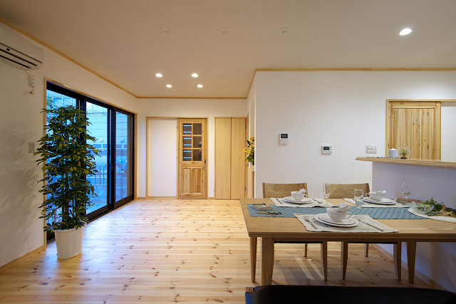 メテックス建築事務所【1000万円台、子育て、省エネ】白い漆喰の壁、天然パインの床、優しく温かい雰囲気のリビングダイニング