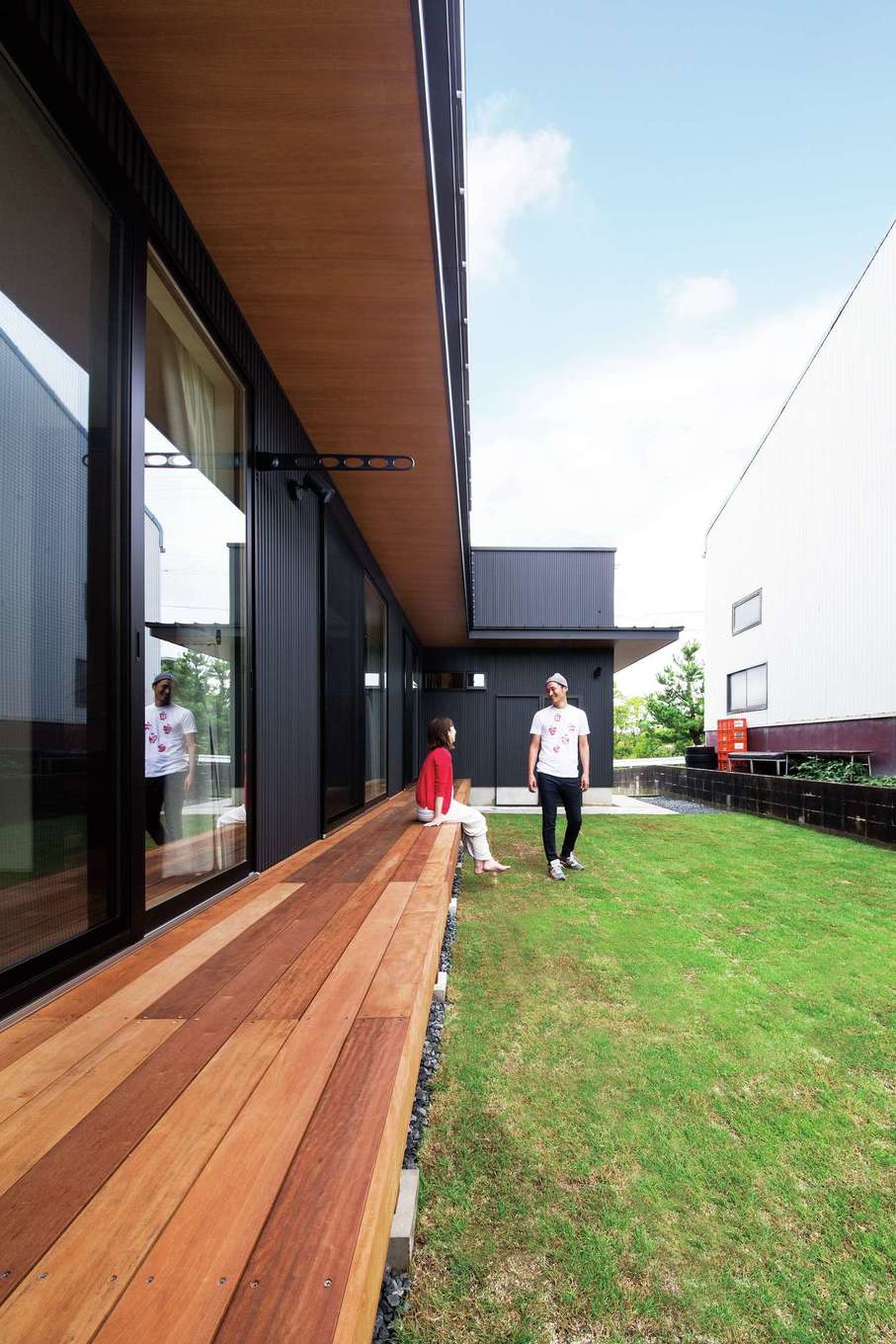 SEVEN HOUSE/セブンハウス【デザイン住宅、輸入住宅、インテリア】ウッドデッキと芝の庭。土間収納と繋がっていてBBQも快適