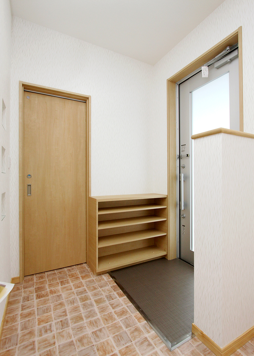丸昇彦坂建設【デザイン住宅、間取り、インテリア】玄関から施術室まで統一されたタイルのデザインは清潔感を演出してくれる