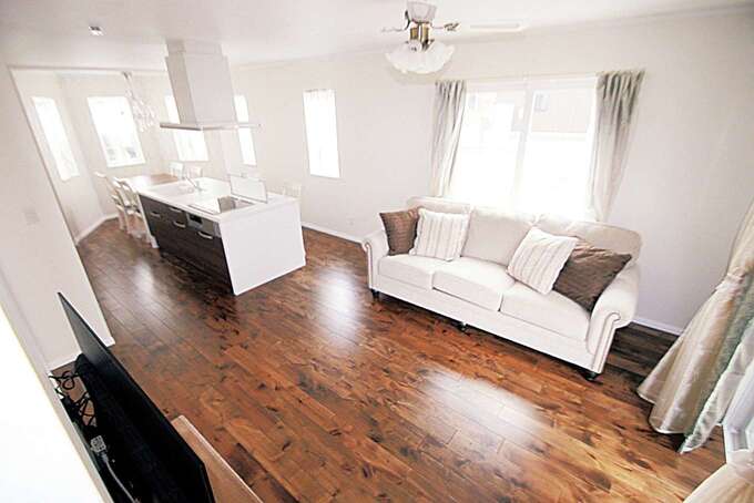 高級感ある19mmの無垢フローリングを用いたLDK