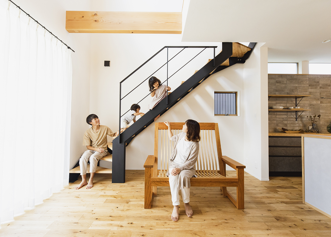 アトリエサクラ【静岡市葵区・モデルハウス】リビングに設けた吹き抜け。⼤開⼝サッシから採光と通⾵を確保した。大空間でも自然素材の力を最大限活用する「アトリエ空調」で、一年中快適に過ごすことができる