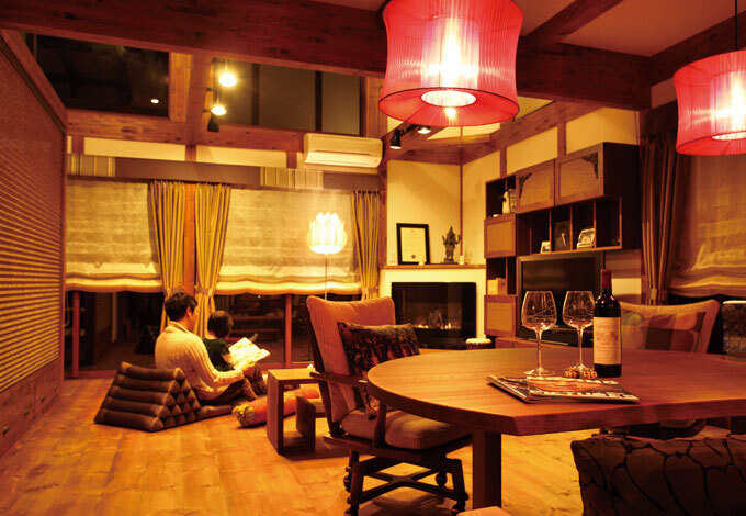 夜のLDKは、昼間とはまたひと味違った幻想的な雰囲気。コーナーには、メンテナンスが大変な薪ストーブの代わりにFF式ガス暖炉を導入した