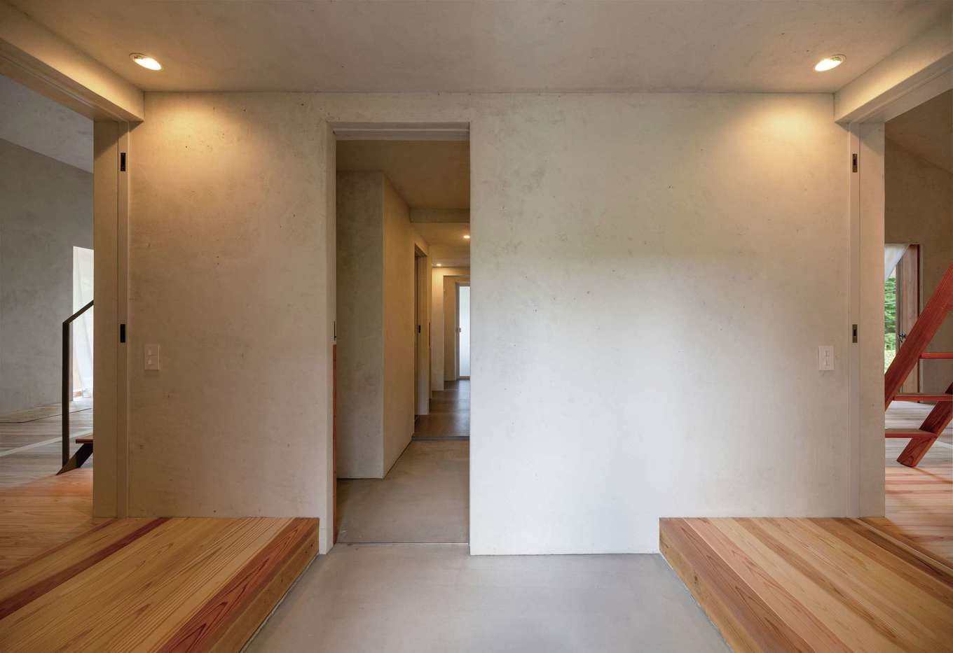 建杜 KENT（大栄工業）【デザイン住宅、二世帯住宅、建築家】玄関を中心に親世帯、子世帯のスペースを分離。ほぼ左右対象に設計されている