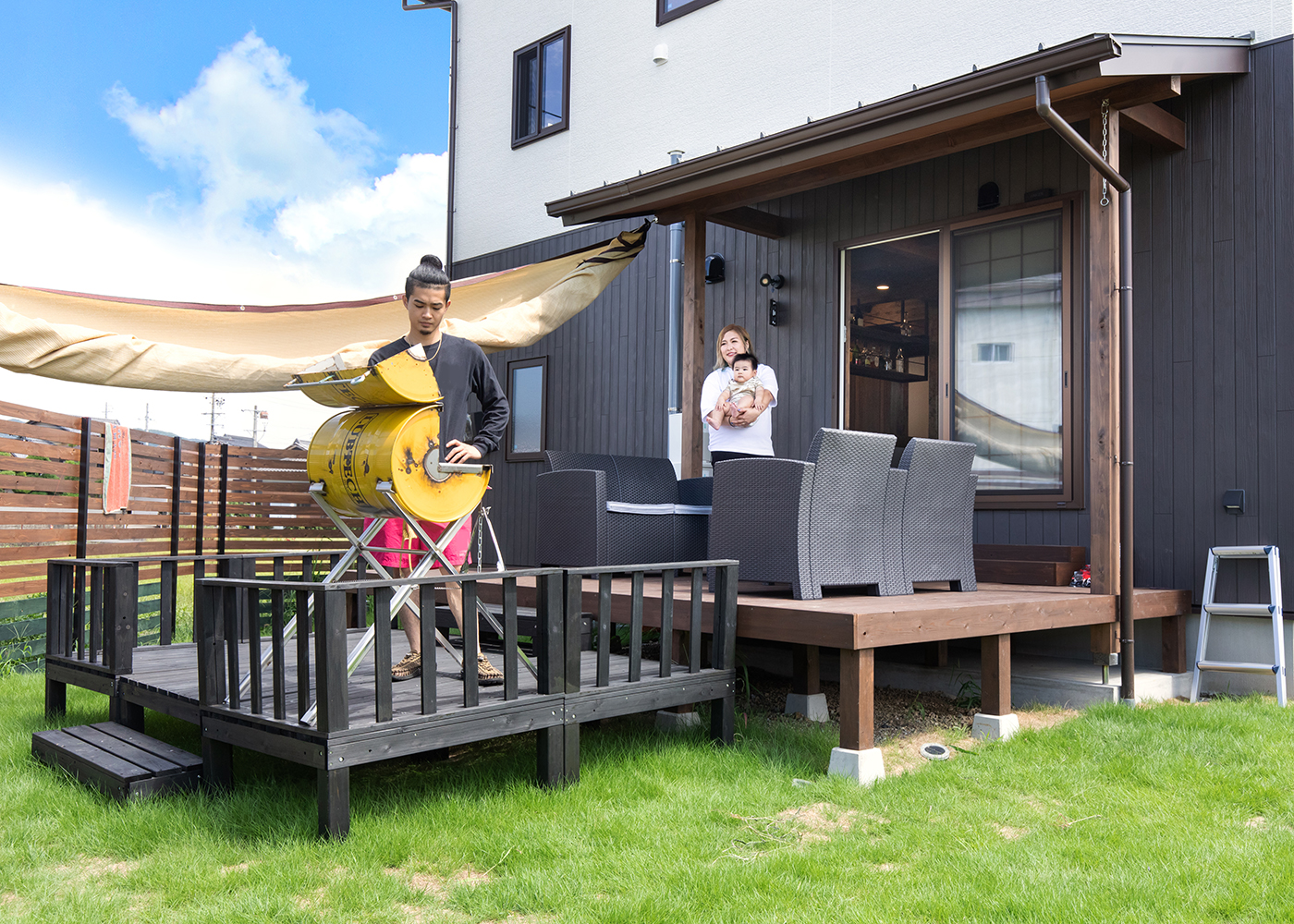 サイエンスホーム【デザイン住宅、和風、間取り】和室からも外からもアクセスできる2段構成のウッドデッキ。仲間を呼んでBBQを楽しんだり、子どもをプールで遊ばせたり、アウトドアリビングとして大活躍