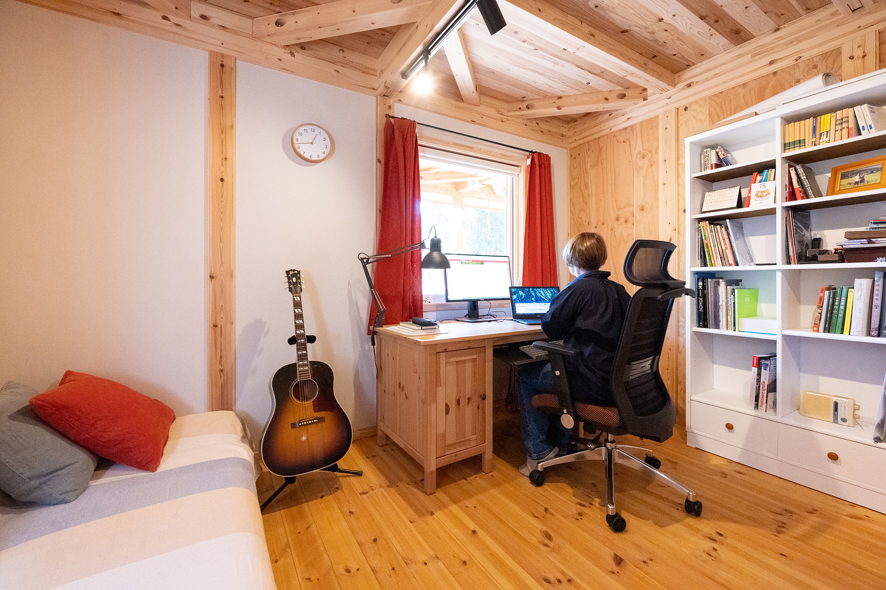 ネクストハウスデザイン｜趣味と仕事を両立できる書斎。読書やギター演奏が楽しめるプライベートな空間が整備されている。