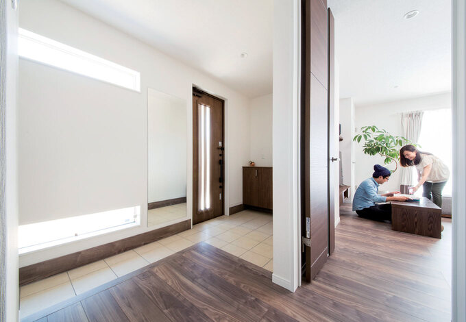 広い玄関ホール。LDKと段差なく繋がり、行き来にストレスがない