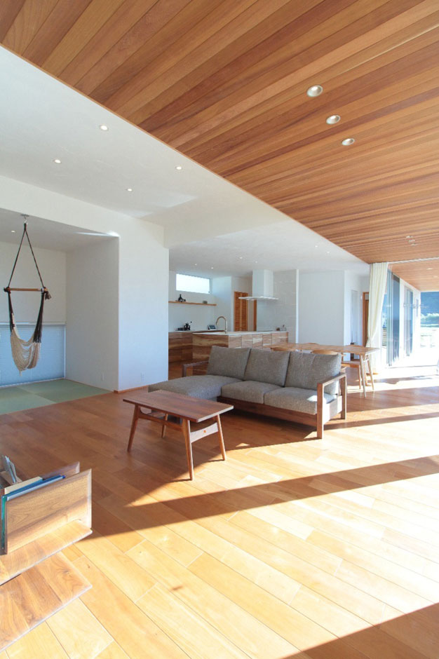 アイジースタイルハウス【デザイン住宅、建築家、平屋】LDKは19.2畳の広々空間。リビングの一部は約30cm上げた高天井にすることで、開放感を増している。リビングとつながる畳スペースにはハンモックで遊び心も