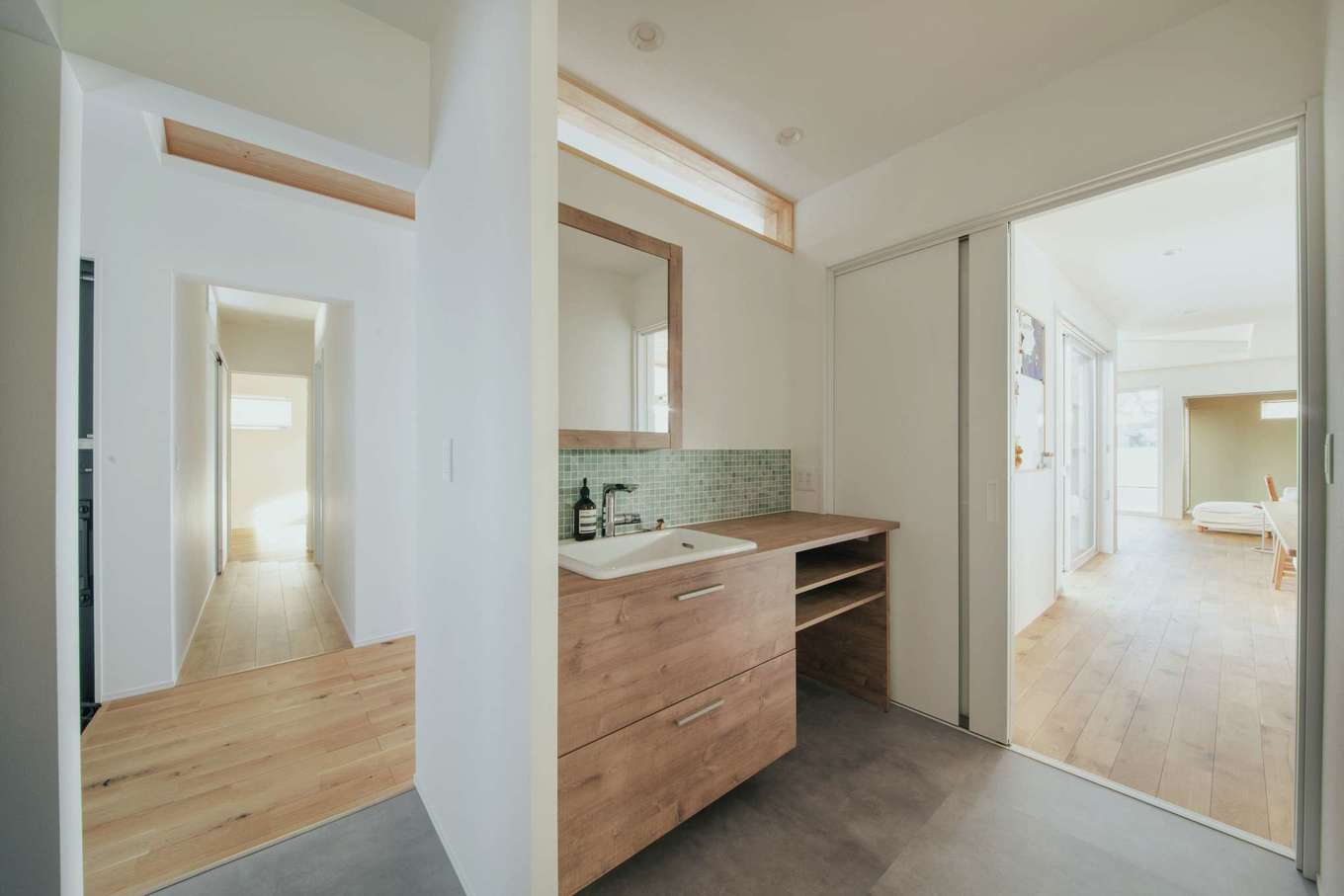 内田建設【デザイン住宅、建築家、平屋】玄関から洗面室、脱衣室、ランドリー、キッチンへと回遊できる便利な動線