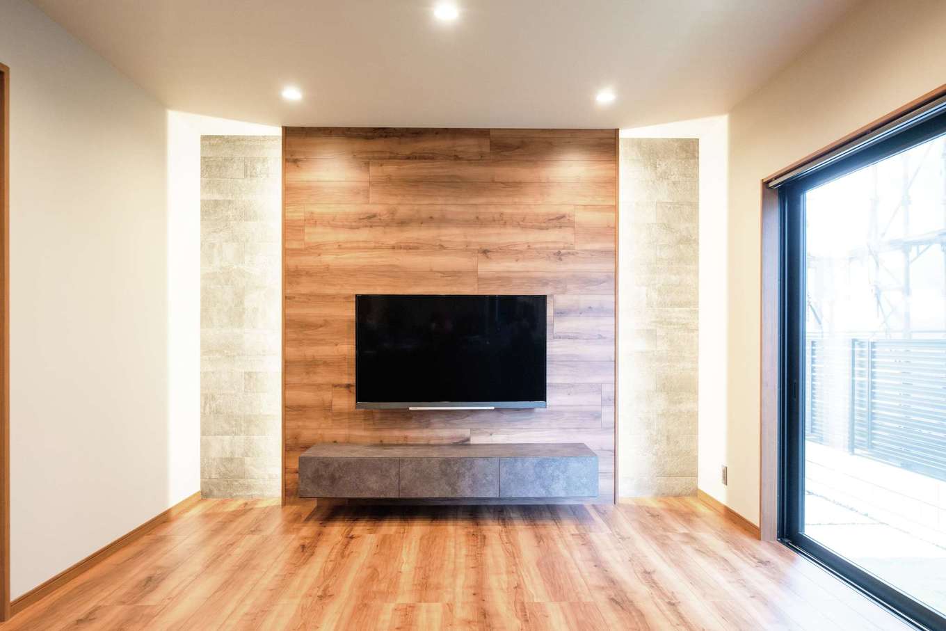 irohaco（アヴァンス）【デザイン住宅、子育て、間取り】フローリングと同じ素材を使ったテレビステーション。間接照明がサイドのエコカラットにあたり、高級感を出している