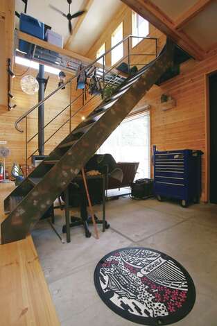 土間に版画タッチの岡崎城をモチーフにしたマンホールを設置。『片桐建設』からのサプライズ的な提案がすんなり受け入れられた