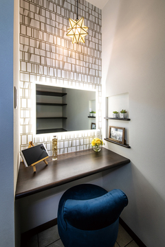 奥さまこだわりのドレッサーは、壁紙や照明にこだわってスタイリッシュに仕上げた