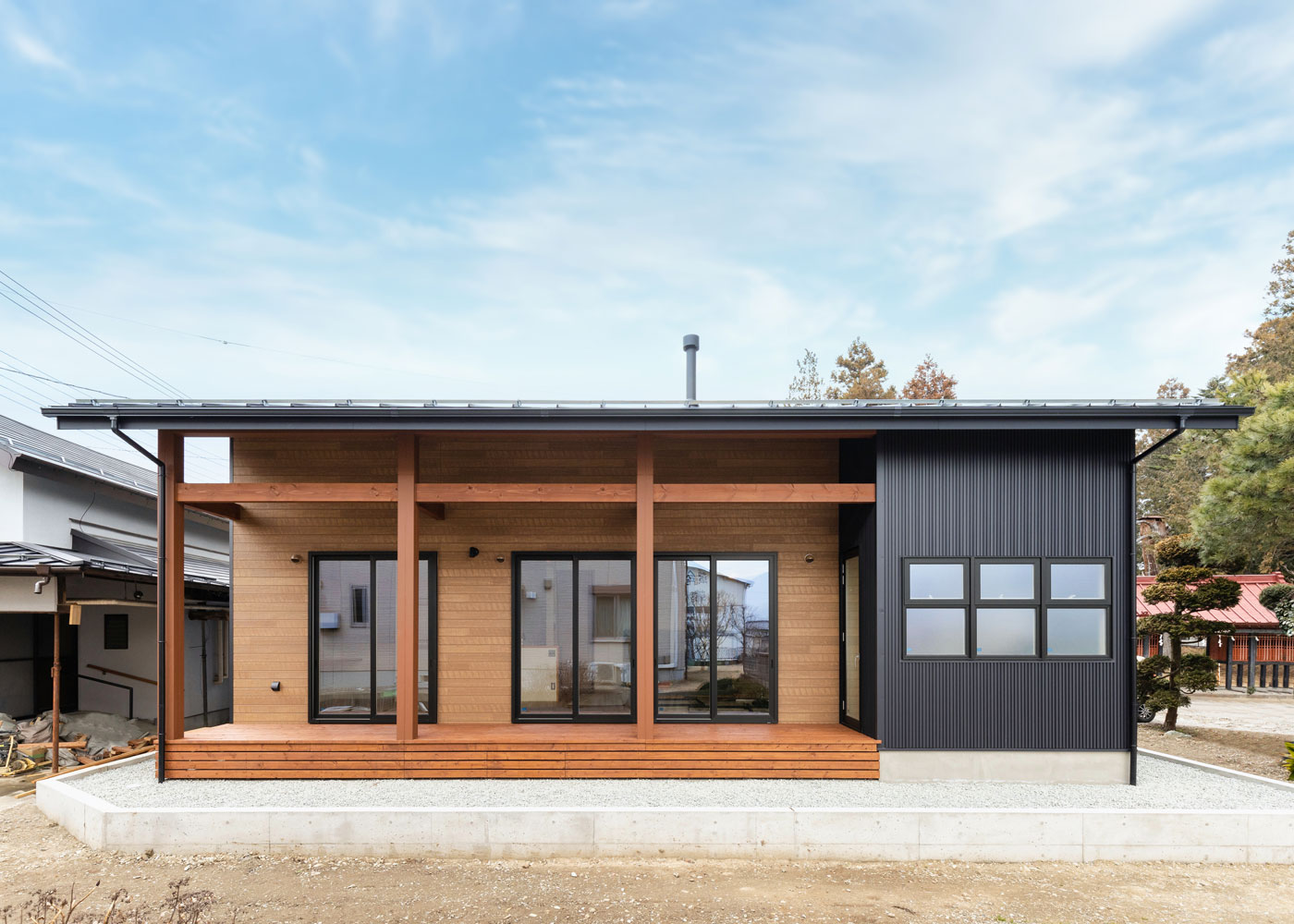 彩羽工藝舎【デザイン住宅、間取り、平屋】一見すると平屋に見えるが実は2階建て。主寝室を1階に、子ども部屋を2階に設け、将来に渡って暮らしやすい間取りを実現