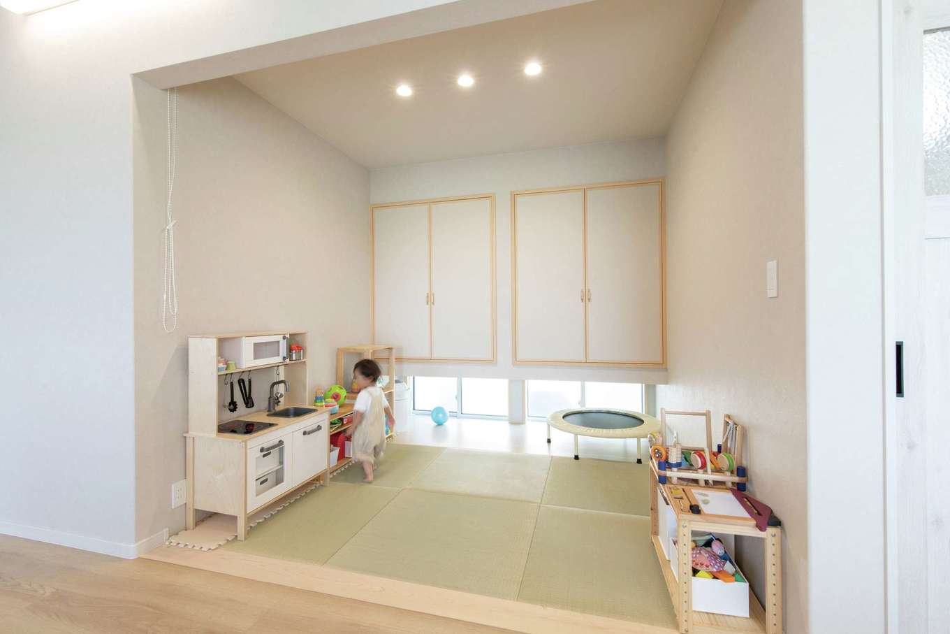 遠州鉄道 遠鉄ホーム【子育て、間取り、平屋】リビングに隣接した畳敷きのキッズコーナー。ロールスクリーンで仕切ることもできる