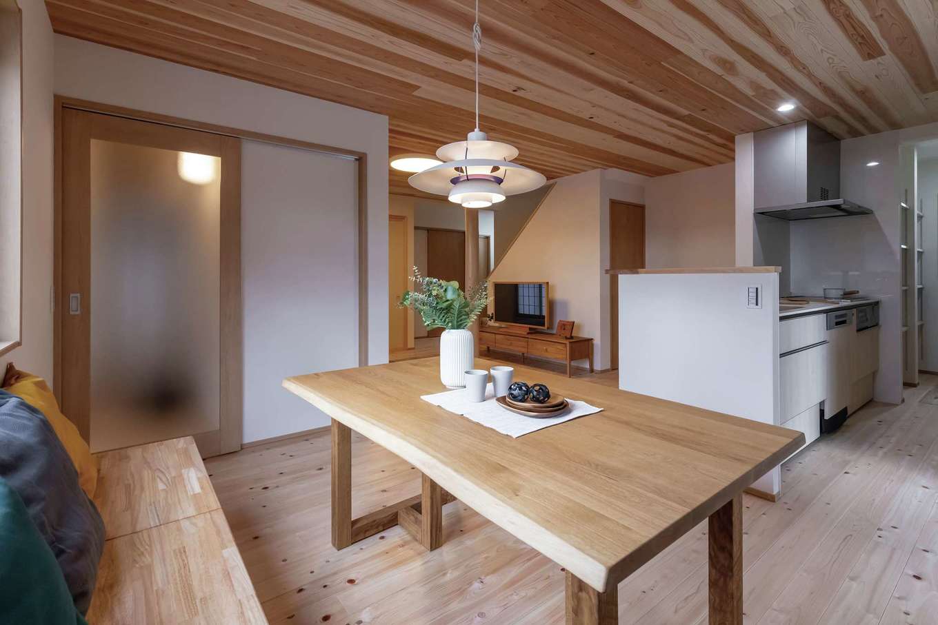 住まいるコーポレーション【収納力、自然素材、省エネ】家族のつながりを意識して設計したLDK。パントリー、ダイニングのベンチ、階段下に十分な収納スペースを確保し、空間を常にすっきりと見せる
