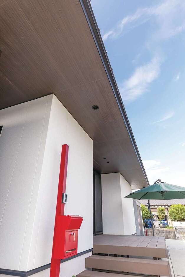 長い軒を採用することで、夏の日差しが部屋に入りにくくなり、涼しさをキープ。冬は低い位置にある太陽の光を取り込み、暖房費を節約