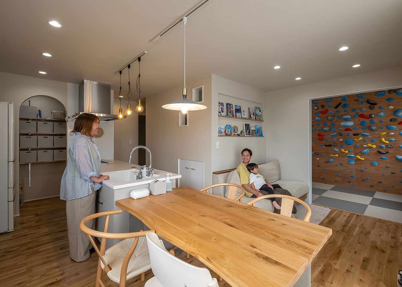 R＋house御殿場（岳南建設）【趣味、間取り、建築家】一緒に過ごす家族の存在がより身近に感じられるLDK。ナチュラルな雰囲気は奥さまの希望で実現。ペンダントライトはお気に入りを探して取り付けた