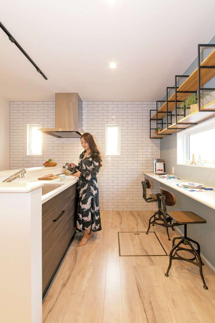 irohaco （アヴァンス）【1000万円台、ガレージ、デザイン住宅】木製カウンターとロートアイアンのカップボードを造作し、キッチンスペースにニュアンスを出した