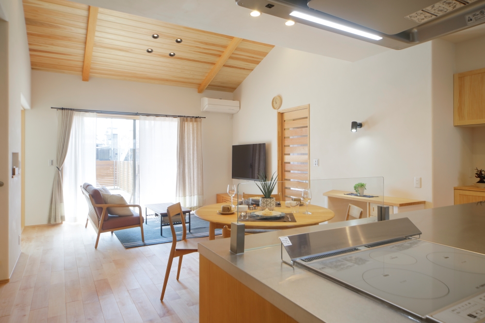 花みずき工房【和風、自然素材、平屋】リビング全体を見渡せるアイランドキッチン