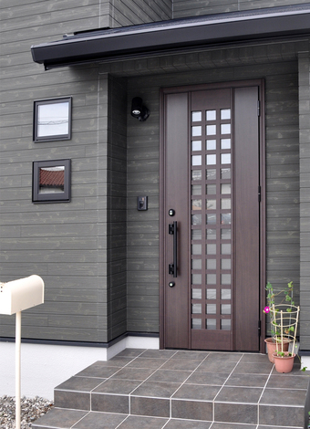 和モダンなつくりの玄関ドアも、外観と同じ色合いにし統一感を持たせている