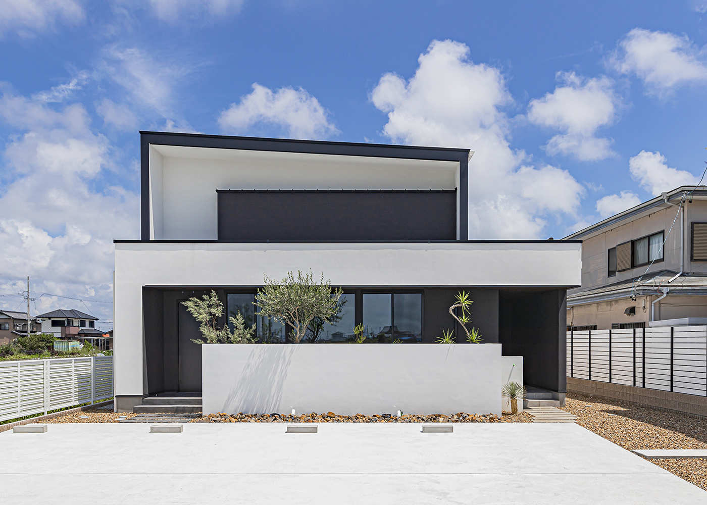 ARRCH アーチ【デザイン住宅、高級住宅、建築家】ご主人のオフィスと奥さまのネイルサロンを併設したワイドスケールなコートハウス。植栽にはヤシの木を用い、リゾートチックに演出