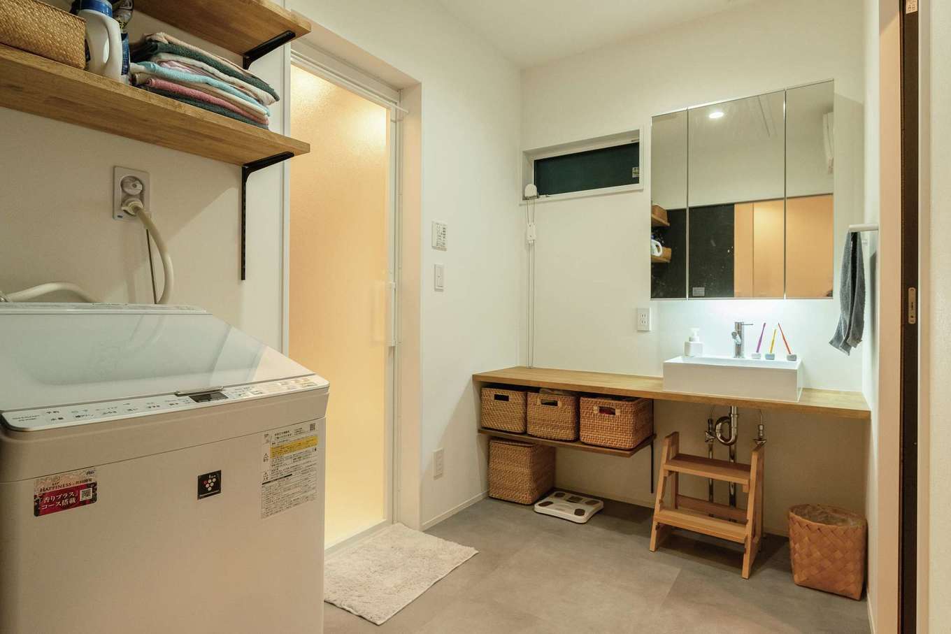 三和建設【子育て、収納力、間取り】広めのカウンターが使いやすい造作洗面台。洗濯機の上も棚をつけてタオルなどの収納スペースに