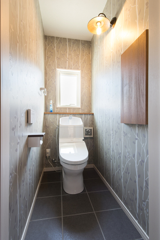 まるで林の中にいるかのような、世界観満載のトイレ