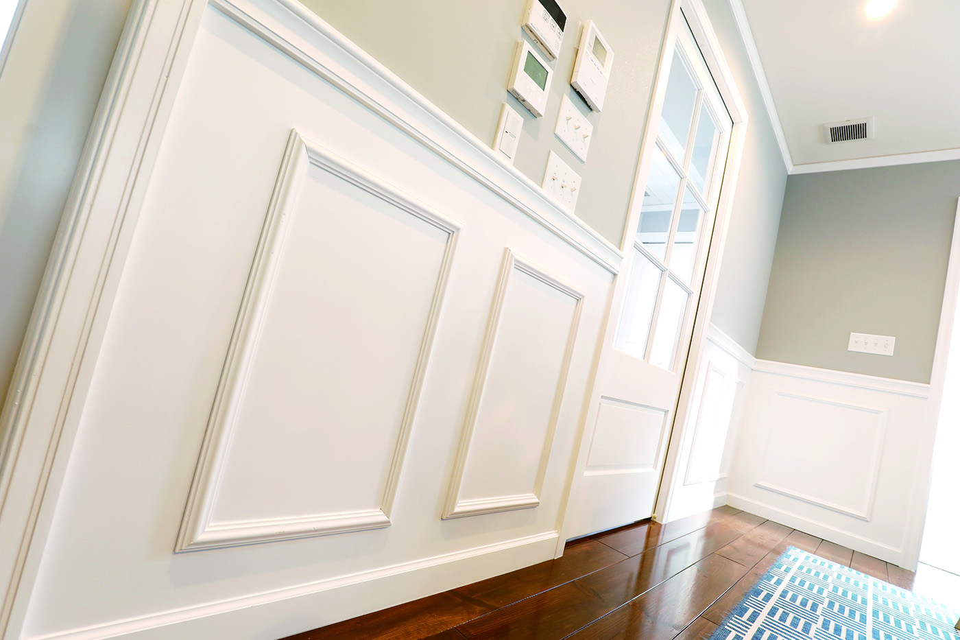 ジェネラルアメリカンホーム【デザイン住宅、輸入住宅、趣味】真っ白なモールディングと淡いグレーの壁紙の組み合わせ、落ち着いた雰囲気を演出している