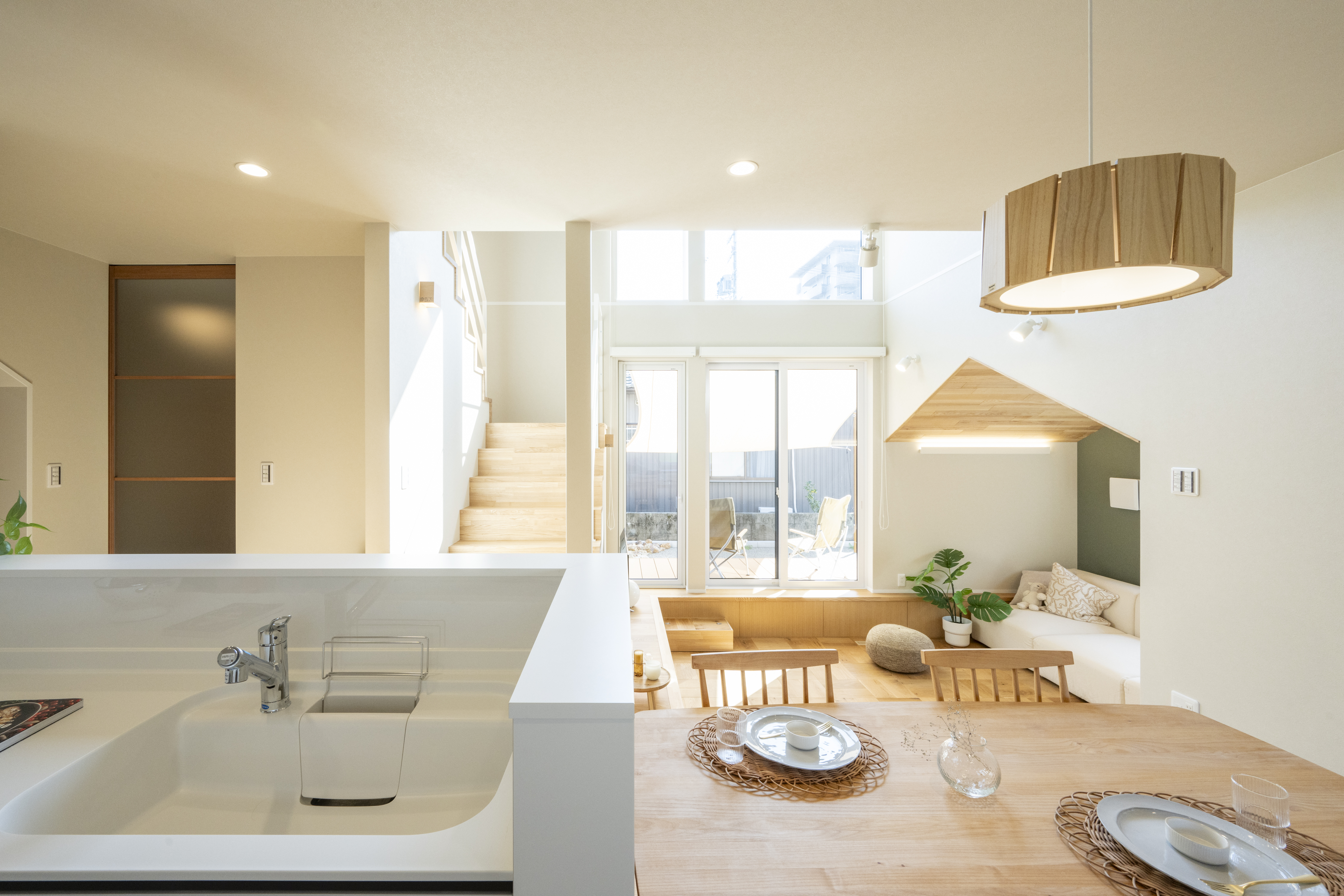 ニッケンホーム｜セパレートキッチンならではの広い作業スペースと多目的な作業台を組み合わせることで、家族みんなでゆったりと料理を楽しめます。また、パントリーや冷蔵庫を近くに配置することで、子どもから目を離すことがなく安心です。