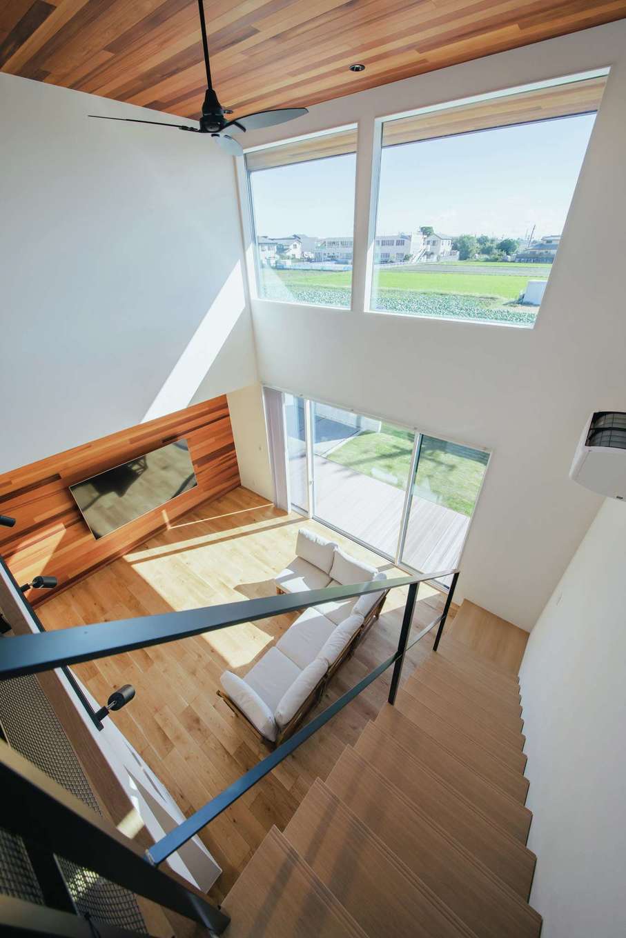 will建築工房【デザイン住宅、省エネ、間取り】大開口から畑地の風景を一望できる吹き抜けのリビング