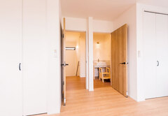 家の中でものびのび遊べるように、広い子ども部屋を確保。子どもの成長や希望に応じて壁を設け、二つの個室に仕切れる。ドアやクローゼットも左右対称に用意されている