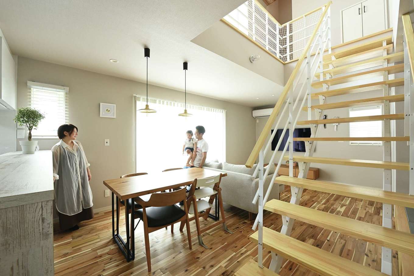 Yamaguchi Design 【デザイン住宅、子育て、自然素材】アカシアの無垢フローリングが心地よいLDKはみんなが自然と集まる場所に