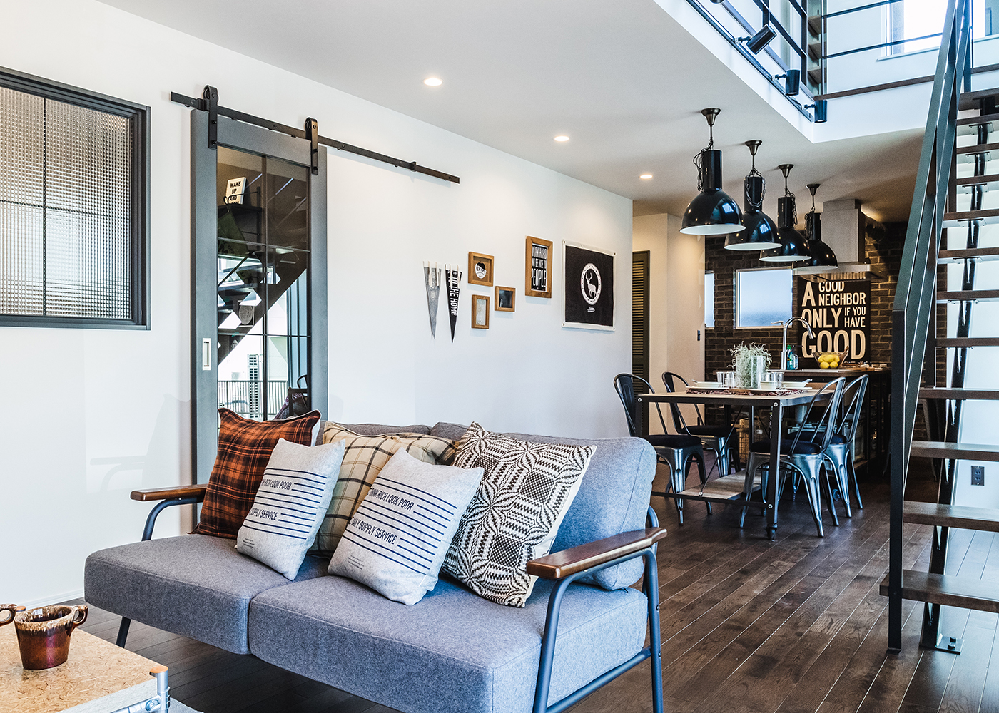 オレンジハウス【静岡市葵区沓谷5-9-14・モデルハウス】【HYGGE】１階には20.5畳ものLDKが広がり、それ以外は玄関と水回り、収納があるのみ。吹き抜けも加わったことで、数値以上に開放感が広がっている。玄関ホールとの間にはスライド式のバーンドアが採用され、ガレージのような印象に