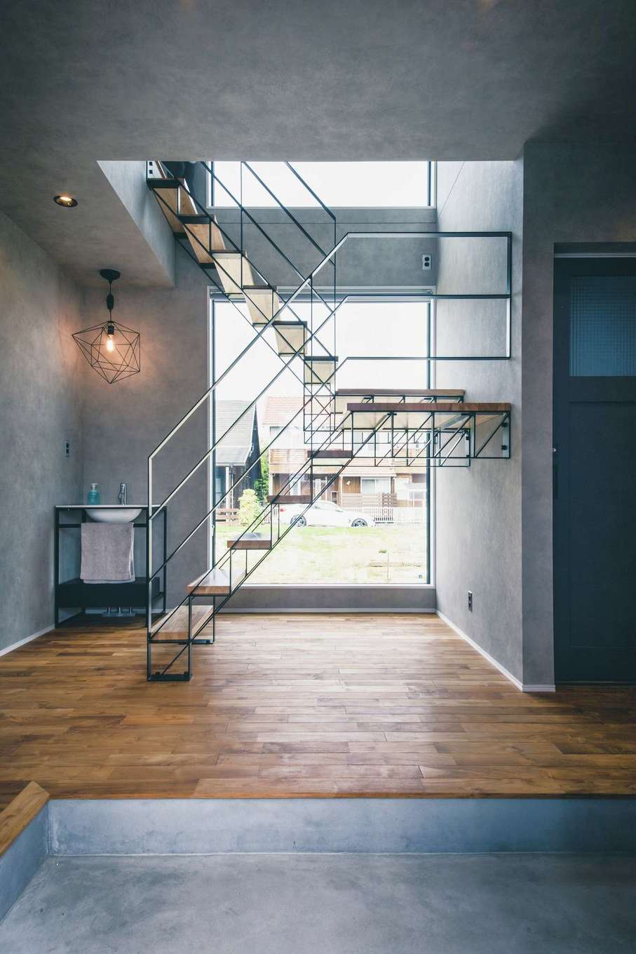 SEVEN HOUSE/セブンハウス【デザイン住宅、趣味、インテリア】遠くに視線が抜ける、開放感たっぷりの玄関ホール。外から見たとき、FIX窓に階段が映えるようにデザインされている