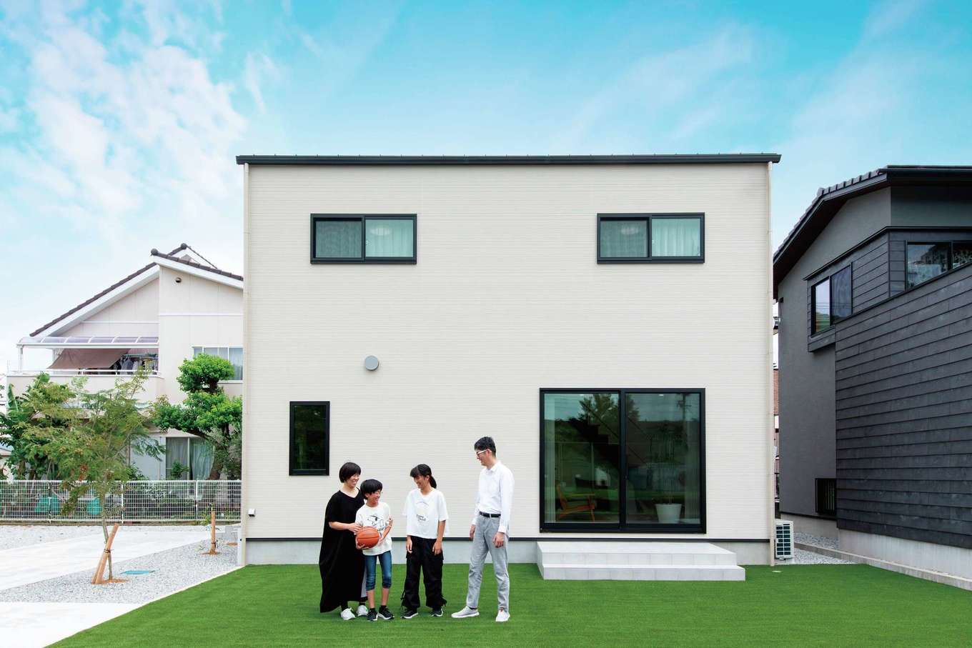幹工務店【浜松市中央区若林町・モデルハウス】白いキューブ型の外観。建物は延べ床30.68坪、総2階のリアルなサイズで、家づくりの参考になる